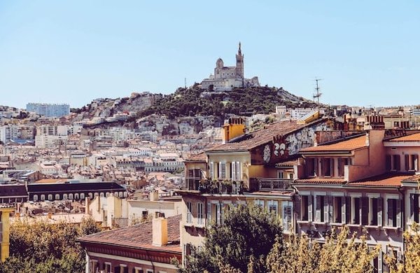 Allons à la découverte des meilleures paillotes de Marseille en 2023.