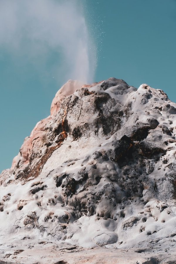 Locations de vacances dans des phénomènes naturels : Où séjourner près de geysers ?