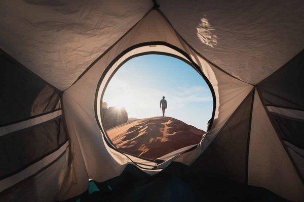 Conseils pour organiser un camping artistique en pleine nature.
