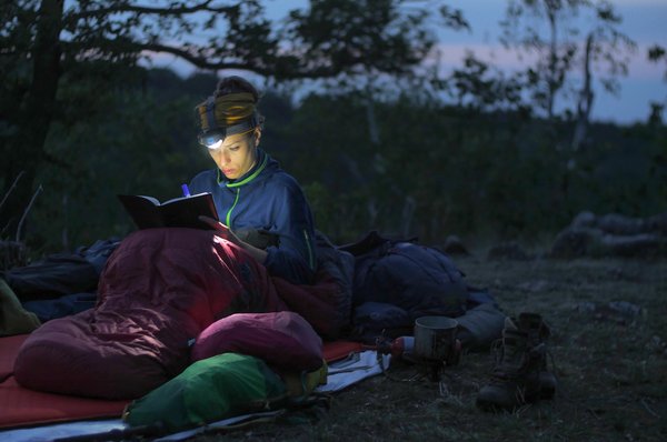 Quelles astuces pour créer un coin cuisine fonctionnel et écologique en camping ?